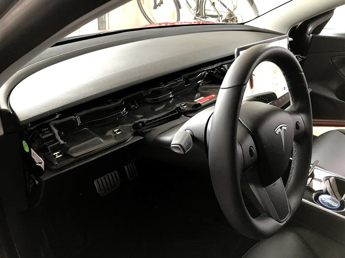 Looking for ports in a Tesla Model 3 - 图1